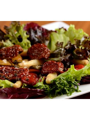 Salada com linha na brasa, tomate seco e aspargos crocantes