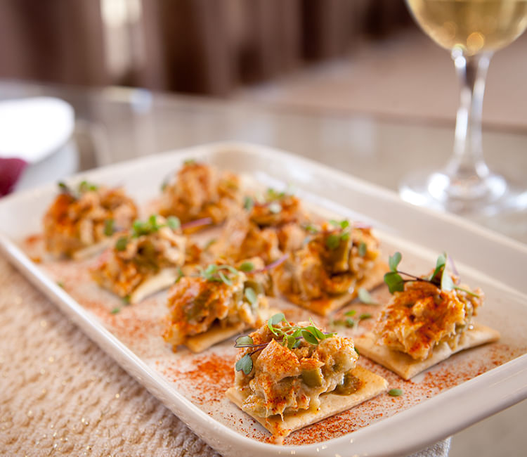 Canapes-de-atum-com-azeitona-e-pimentao-doce