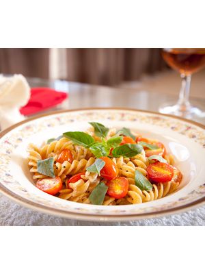 Fusili integral com tomates cerejas e basílico