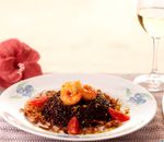 arroz-negro-com-camaroes-e-crispy-de-alho-poro-ao-perfume-de-limao-siciliano