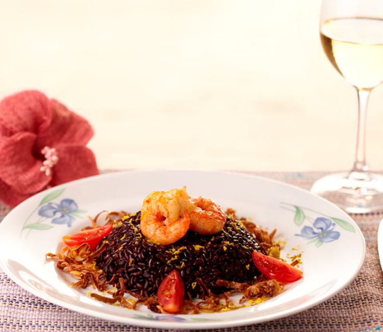 arroz-negro-com-camaroes-e-crispy-de-alho-poro-ao-perfume-de-limao-siciliano