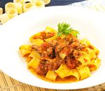 calamarata-com-lula-em-pedacos-no-molho-de-tomate