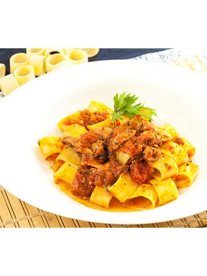 Calamarata com Lula em pedaços no molho de tomate