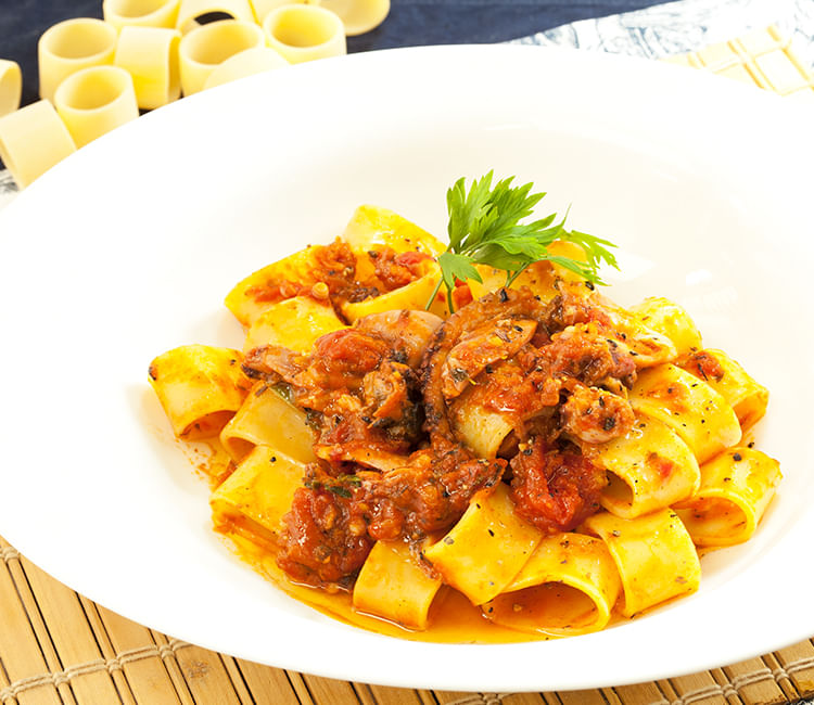 calamarata-com-lula-em-pedacos-no-molho-de-tomate
