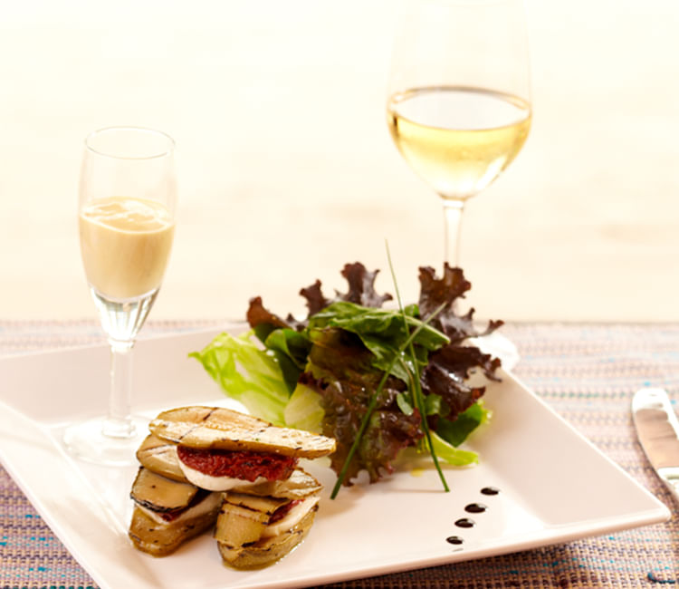 envoltine-de-abobrinha-com-mussarela-de-bufala-salada-de-folhas-verdes