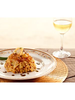 Fregola com Lascas de Bacalhau e Cebola Roxa Caramelada