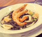 linguine-al-nero-de-sepia-com-lula-e-camaroes