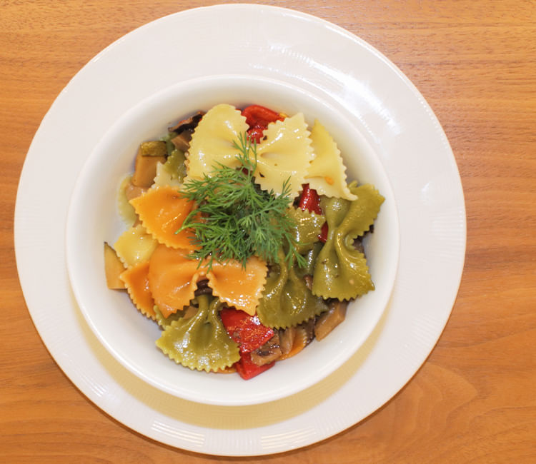 salada-de-farfalle-tricolor-com-legumes