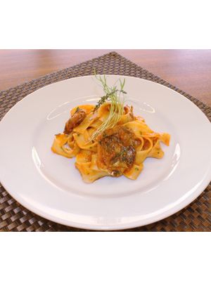 Tagliatelle com filet de porco linguiça e tomilho