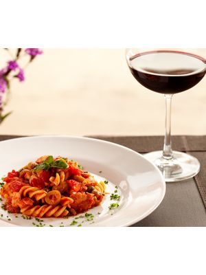 Fusilli Divella com Molho Vermelho, Atum, Alcaparras e Azeitonas Verdes
