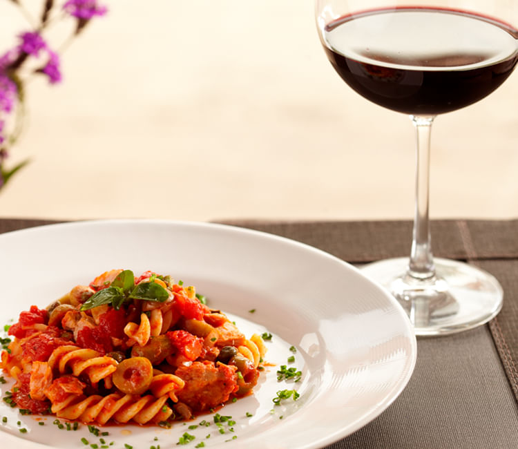 fusilli-divella-com-molho-vermelho-atum-alcaparras-e-azeitonas-verdes