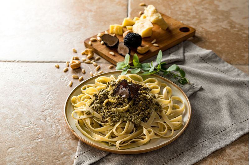 pesto-genovese-trufado-e-carpaccio-de-trufa-009621-e-025120_Easy-Resize.com