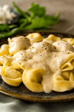 TORTELLONI-RICOTA-E-ESPINAFRE-AO-MOLHO-BRANCO---1000X1500
