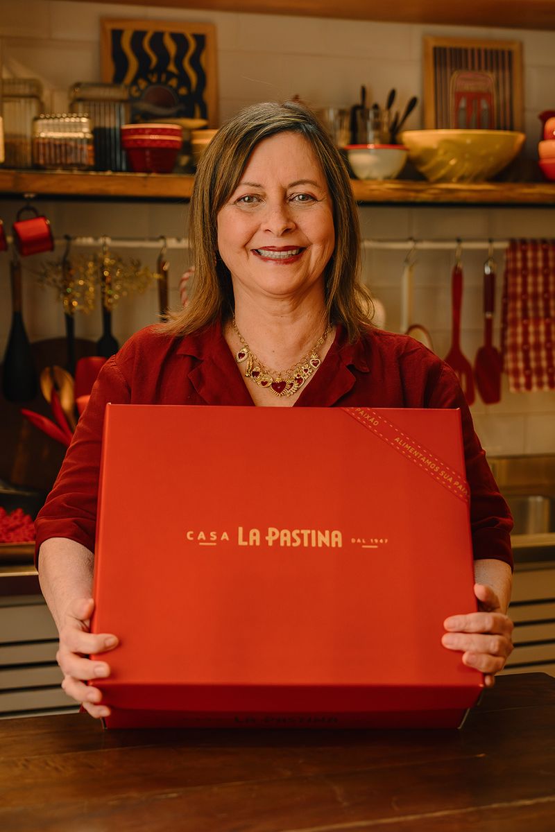 Carla-Pernambuco-com-caixa-Casa-La-Pastina